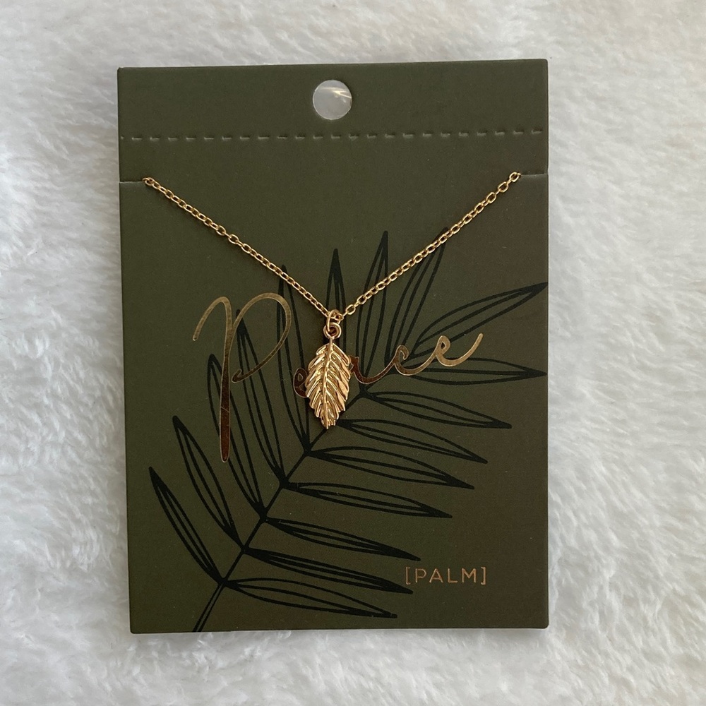 NWT Avenue 9 gold tone palm leaf pendant necklace